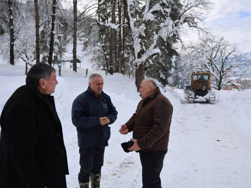 ცაგერის მუნიციპალიტეტში შიდა სასოფლო საავტომობილო გზების თოვლისგან წმენდის სამუშაოები...